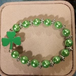 ☘️☘️St. Patrick's Day Stretch Bracelet with Green Pearls and 1 Shamrock NWT